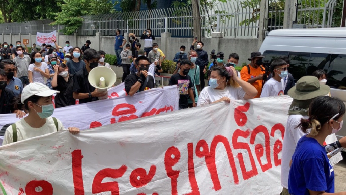 ระอุ จับ "ไผ่ ดาวดิน" นำมวลชนล้อม บช.ปส เรียกร้องปล่อยตัวผู้ชุมนุมคาร์ม็อบ 