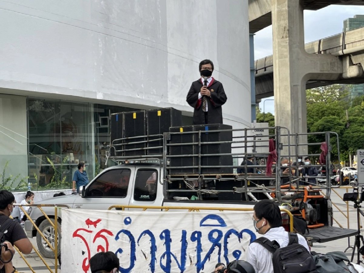 "ทนายอานนท์" ขึ้นปราศรัยหอศิลปฯ ครบรอบ 1 ปี ชุมนุมแฮร์รี่ 