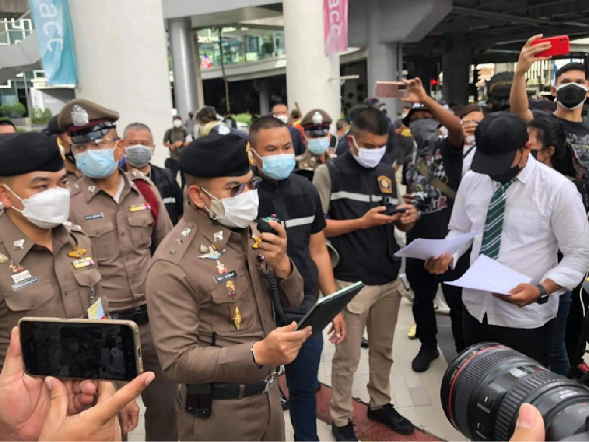 "ทนายอานนท์" ขึ้นปราศรัยหอศิลปฯ ครบรอบ 1 ปี ชุมนุมแฮร์รี่ 