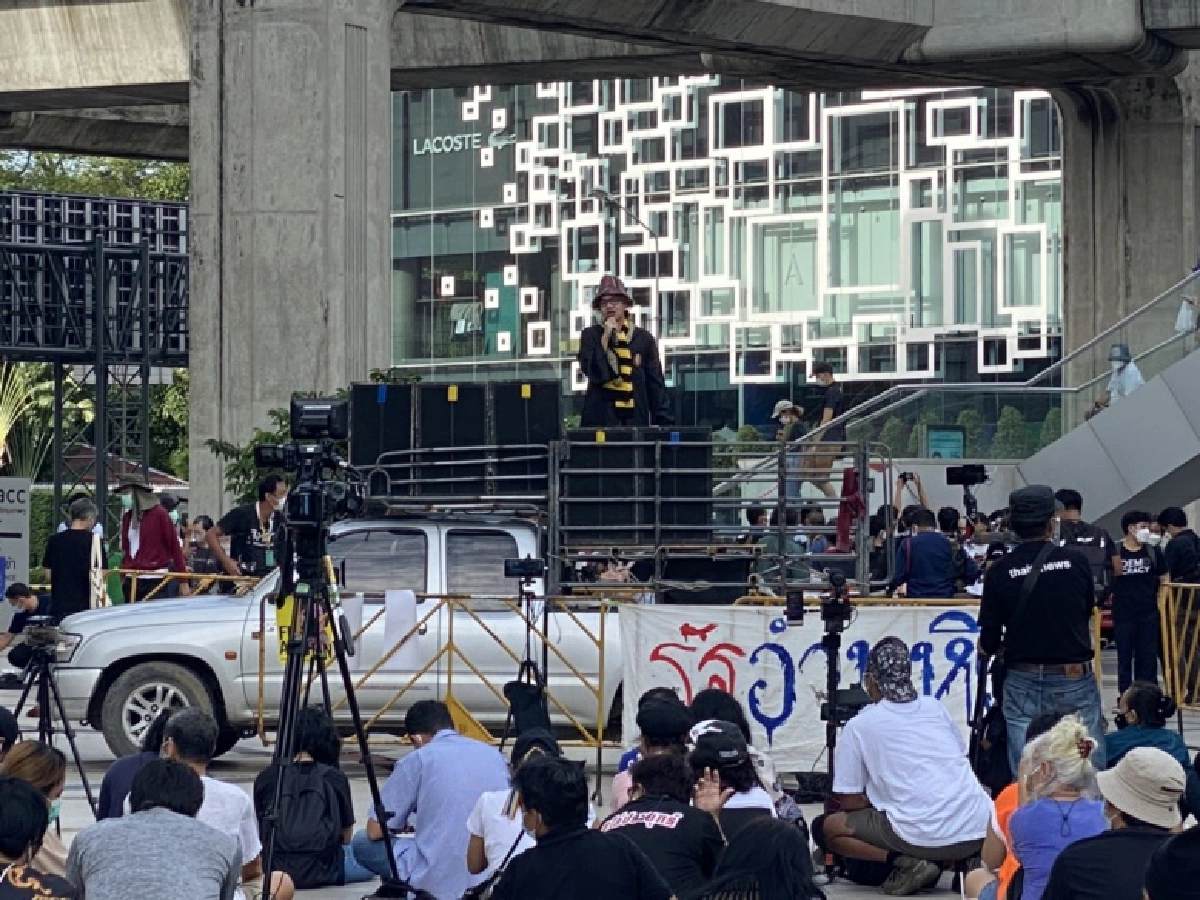 "ทนายอานนท์" ขึ้นปราศรัยหอศิลปฯ ครบรอบ 1 ปี ชุมนุมแฮร์รี่ 