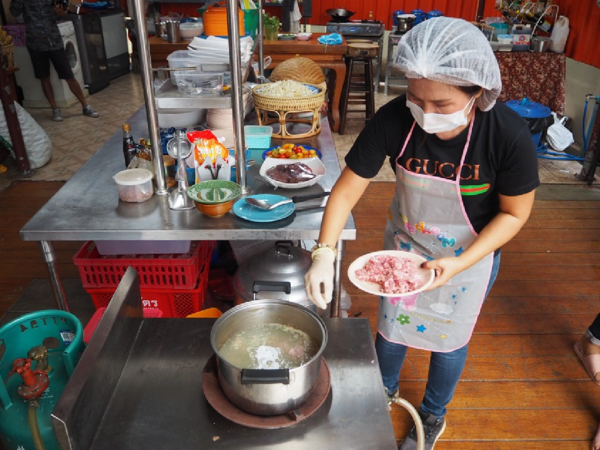 "ชุบชีวิต"  ไกด์นำเที่ยว เปิดพื้นที่ขาย "เมนูเด็ด" ฝ่าวิกฤตโควิด-19  