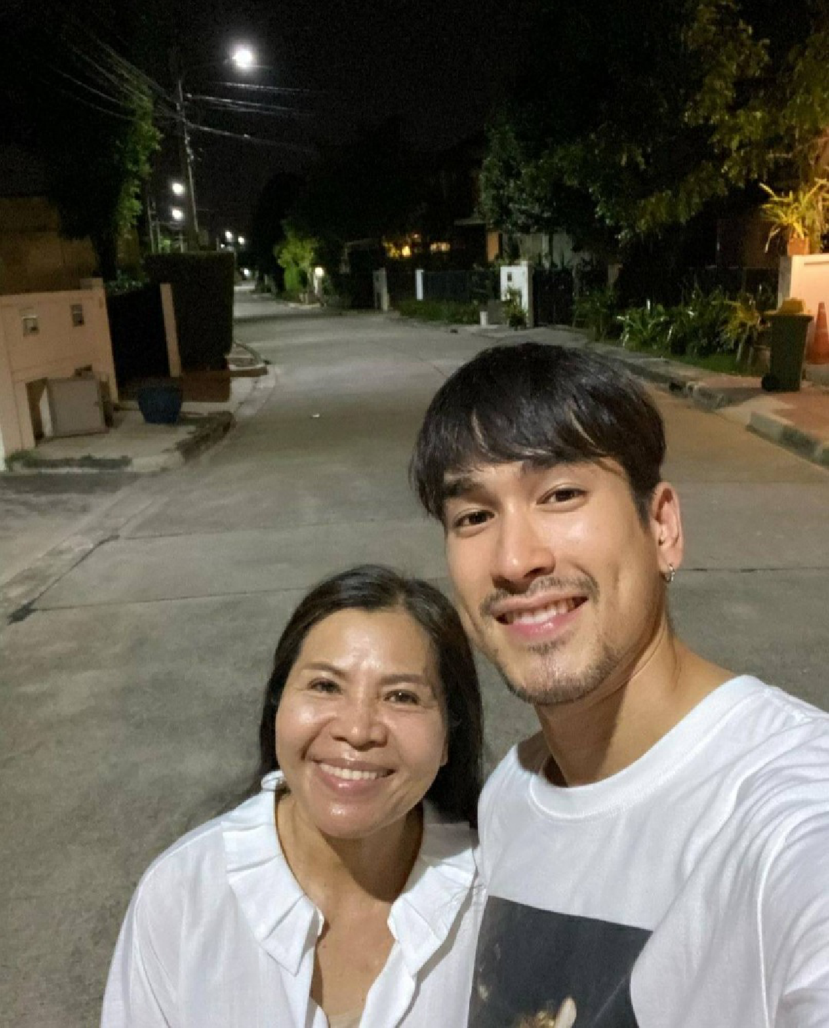 เกิดอะไรขึ้น คอหวยแห่ขอบ้านเลขที่ \"ณเดชน์ คูกิมิยะ\" หลัง \"แม่แก้ว สุดารัตน์\" โพสต์สิ่งนี้