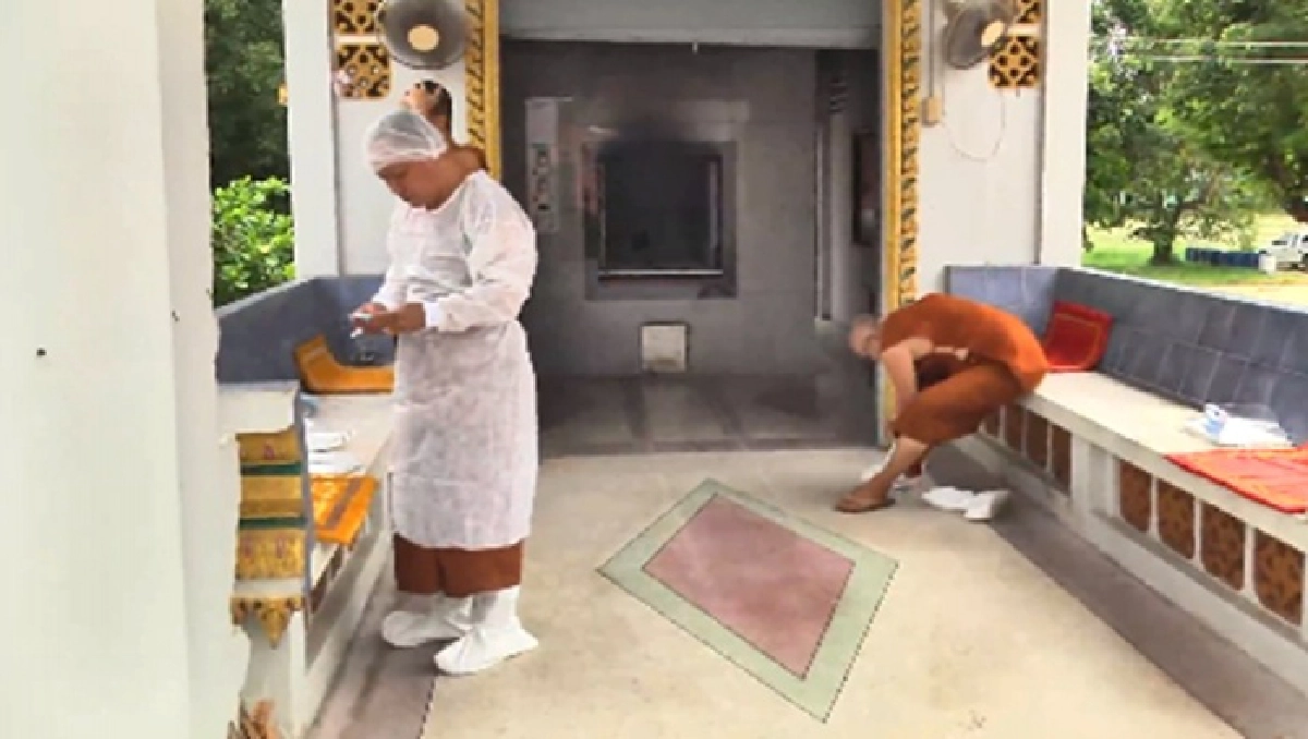 สัปเหร่อกักตัว "เจ้าอาวาส-พระลูกวัด" สวมชุด PPE จัดการเผาศพโควิดแทน