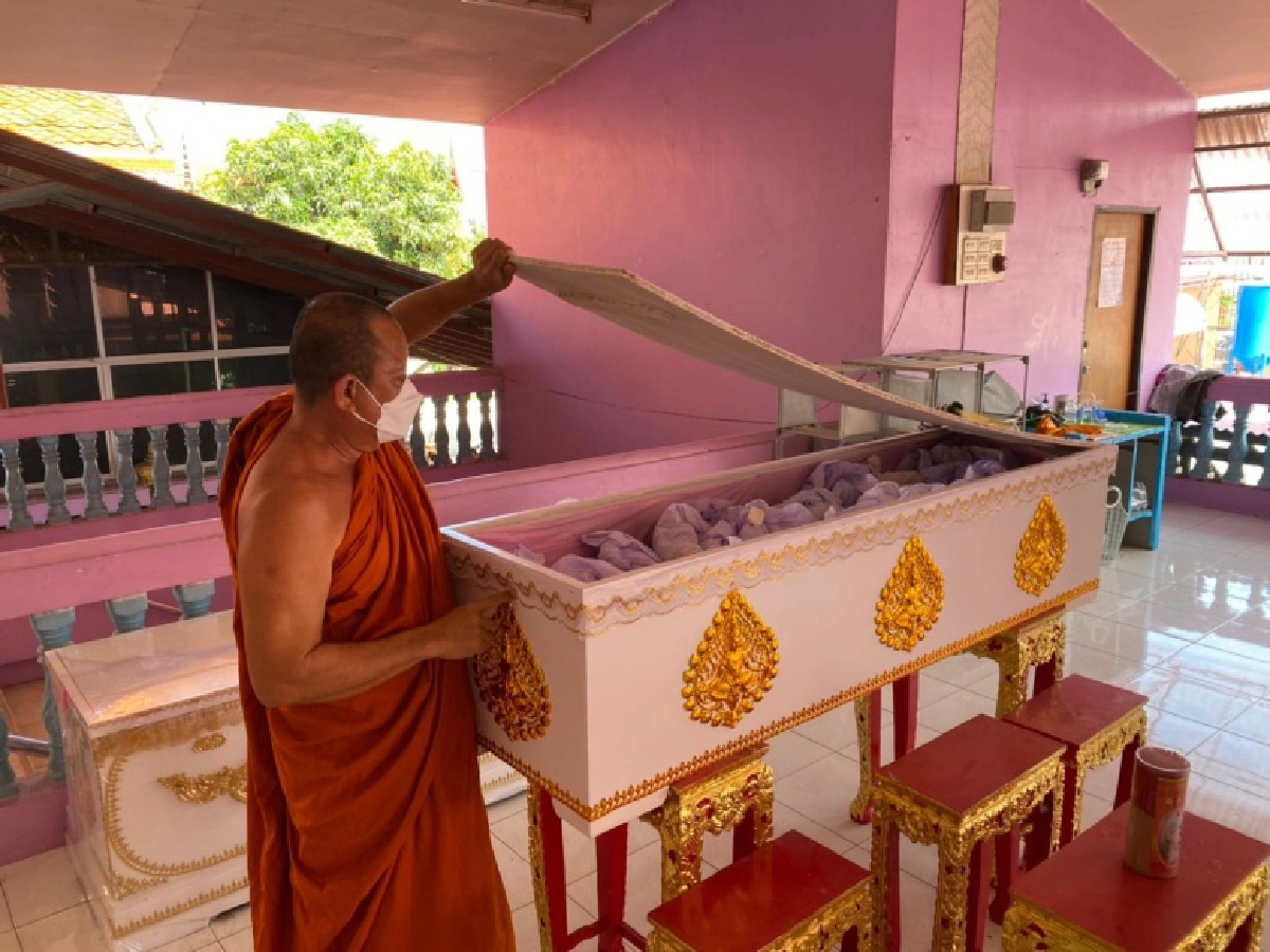 "วัดบางม่วง" ทำบุญใหญ่ให้ผู้เสียชีวิตจาก "โควิด-19" ผงะอัฐิเต็มโลง ญาติไม่สะดวกรับกลับ