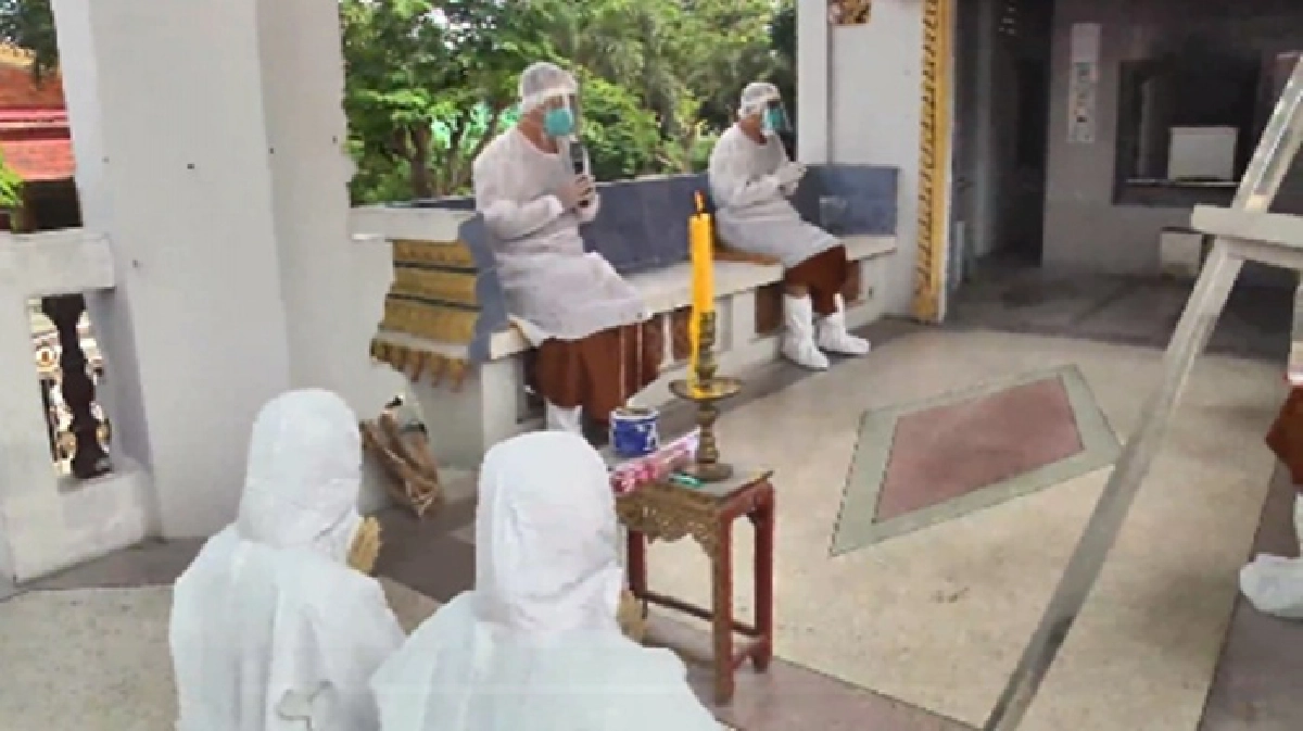 สัปเหร่อกักตัว "เจ้าอาวาส-พระลูกวัด" สวมชุด PPE จัดการเผาศพโควิดแทน