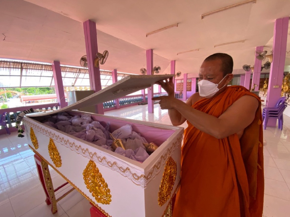 "วัดบางม่วง" ทำบุญใหญ่ให้ผู้เสียชีวิตจาก "โควิด-19" ผงะอัฐิเต็มโลง ญาติไม่สะดวกรับกลับ