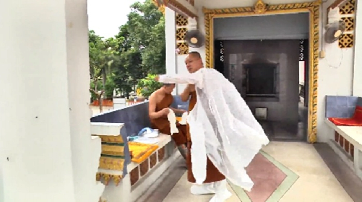 สัปเหร่อกักตัว "เจ้าอาวาส-พระลูกวัด" สวมชุด PPE จัดการเผาศพโควิดแทน