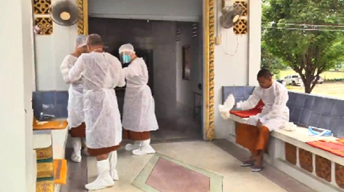 สัปเหร่อกักตัว "เจ้าอาวาส-พระลูกวัด" สวมชุด PPE จัดการเผาศพโควิดแทน