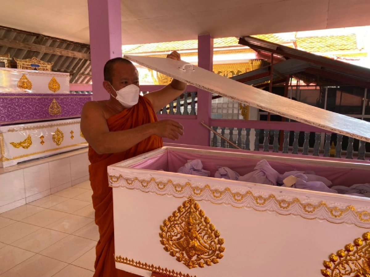 "วัดบางม่วง" ทำบุญใหญ่ให้ผู้เสียชีวิตจาก "โควิด-19" ผงะอัฐิเต็มโลง ญาติไม่สะดวกรับกลับ