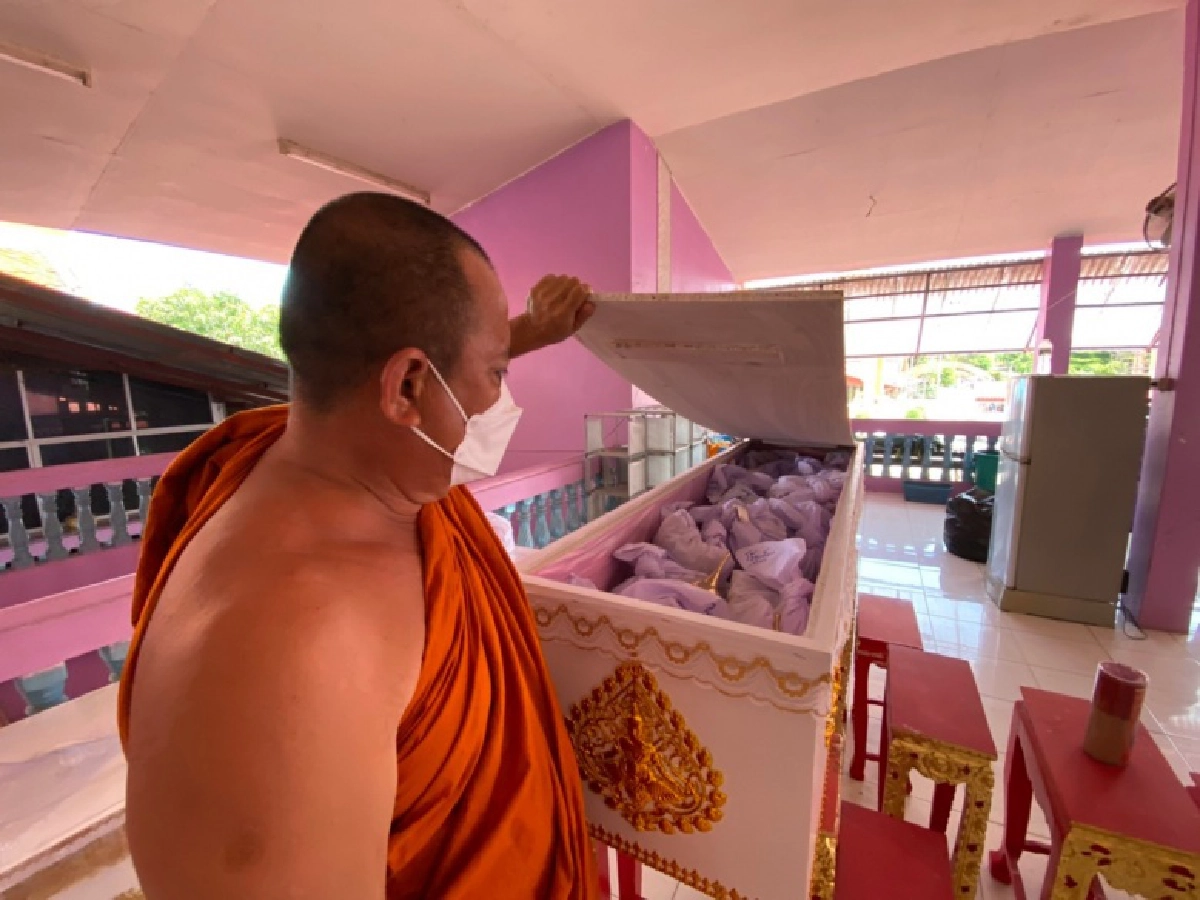 "วัดบางม่วง" ทำบุญใหญ่ให้ผู้เสียชีวิตจาก "โควิด-19" ผงะอัฐิเต็มโลง ญาติไม่สะดวกรับกลับ