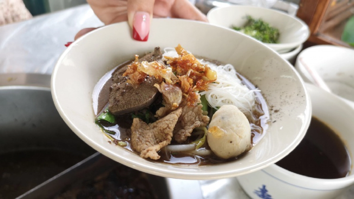 "เตี๋ยวเรือเขาช่อง " รสเด็ด หมูสไลด์-เนื้อออสเตรเลีย หม้อไฟ แสนอร่อย   