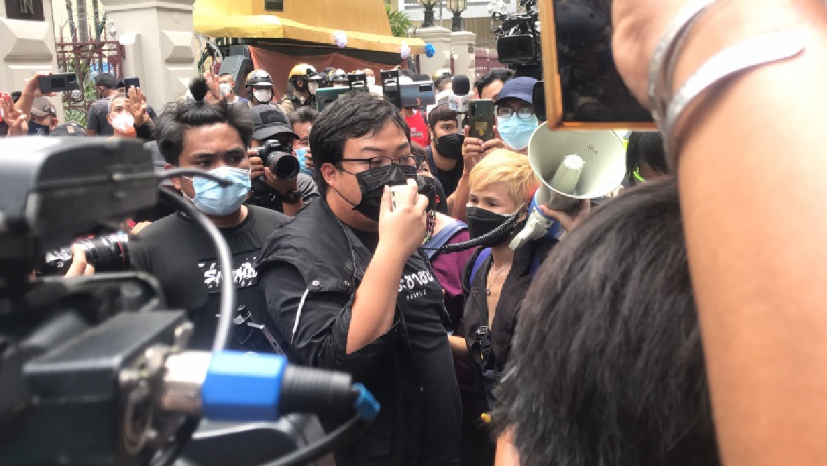 "แม่เพนกวิน" ตั้งข้อสงสัย มอบตัวแล้ว ทำไมต้องจับ