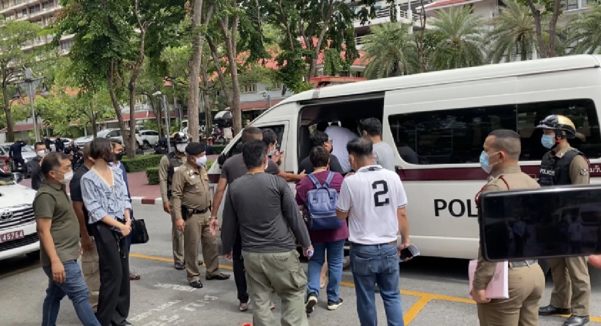 "แม่เพนกวิน" ตั้งข้อสงสัย มอบตัวแล้ว ทำไมต้องจับ