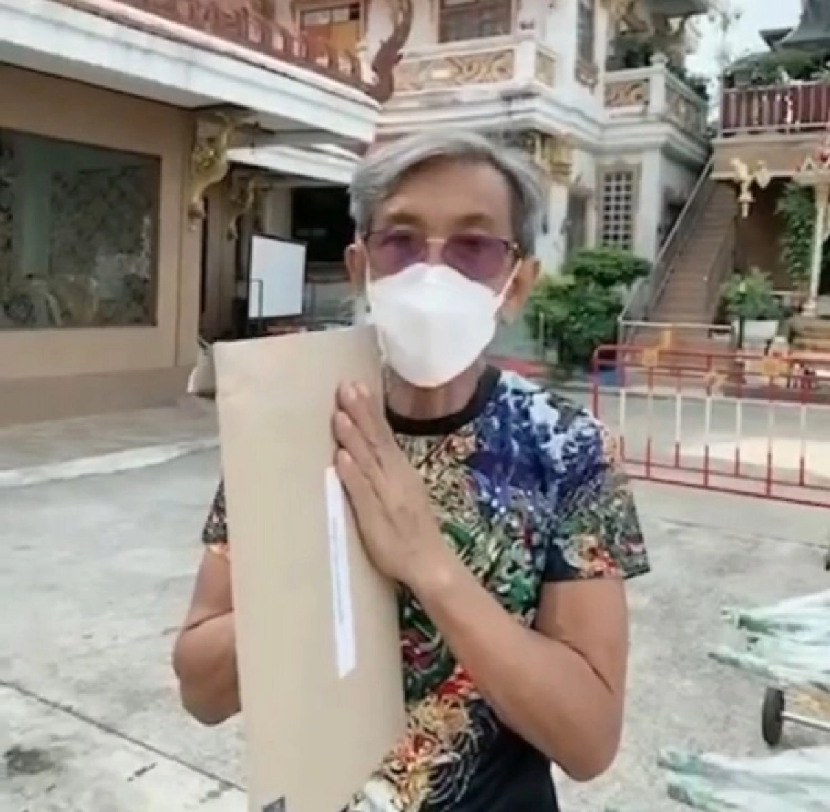 "หนุ่ม กรรชัย" ทำสิ่งนี้ให้ "ลุงต๋อย" สัปเหร่อใจสู้ ด่านสุดท้ายของผู้เสียชีวิตโควิด-19