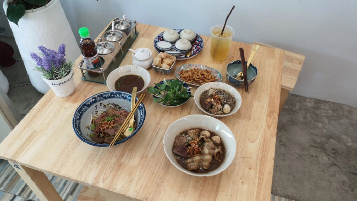 "เตี๋ยวเรือเขาช่อง " รสเด็ด หมูสไลด์-เนื้อออสเตรเลีย หม้อไฟ แสนอร่อย   