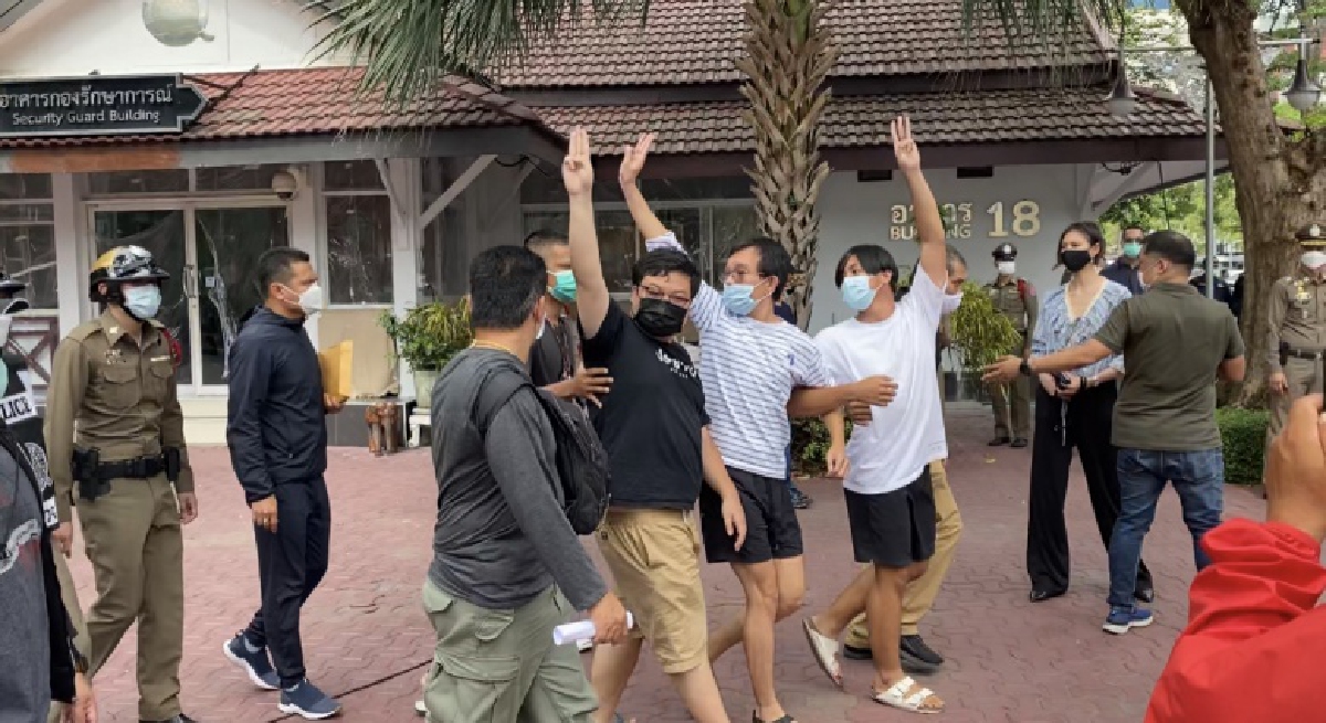 "แม่เพนกวิน" ตั้งข้อสงสัย มอบตัวแล้ว ทำไมต้องจับ