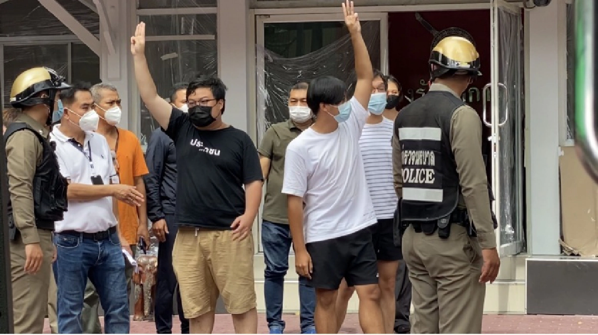"เพนกวิน" พริษฐ์ อารยะขัดขืน ก่อนถูกคุมตัวพร้อมแกนนำส่งสภ.คลองห้า