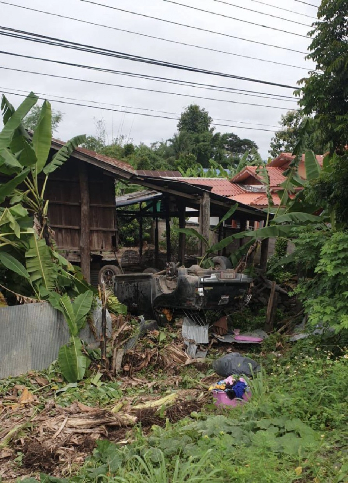 กู้ภัย-ชาวบ้าน เร่งตรวจหาเชื้อกันวุ่น หลังช่วย ผัว-เมีย ติด"โควิด"ประสบอุบัติเหตุรถคว่ำ 