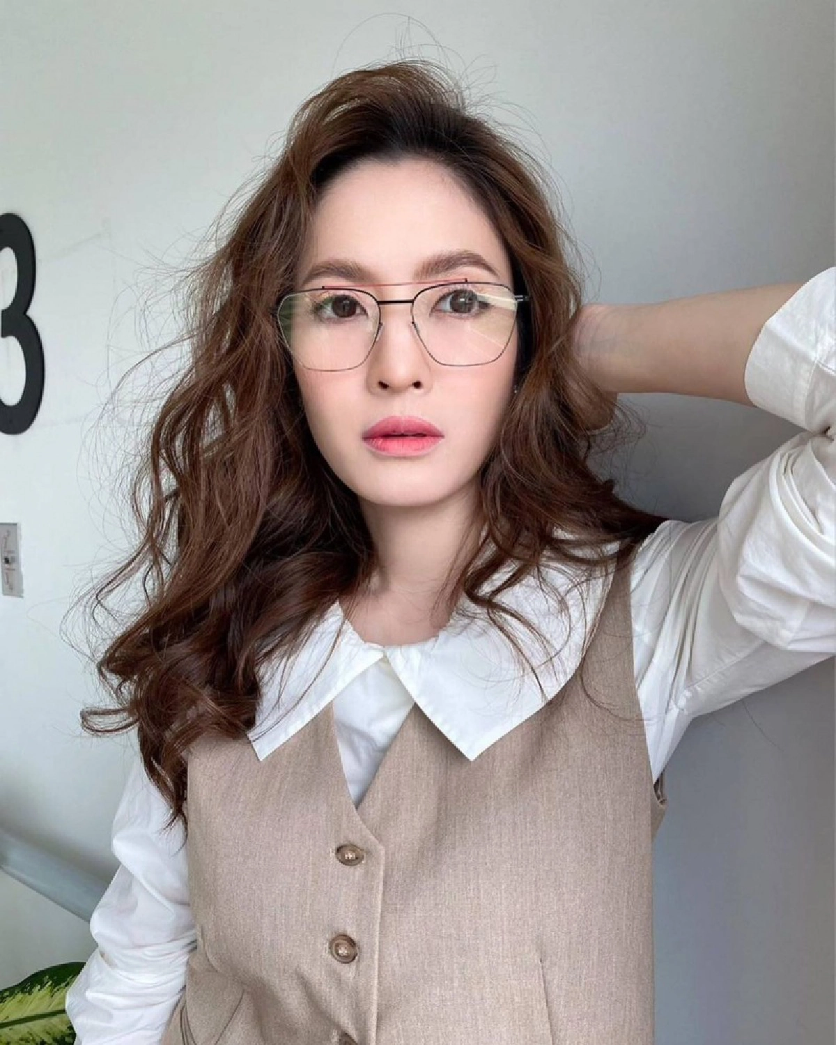 "แอฟ ทักษอร"ทำชาวเน็ตงง ปรับลุคแว่นดูเด็กคนเดียวกันเหรอ