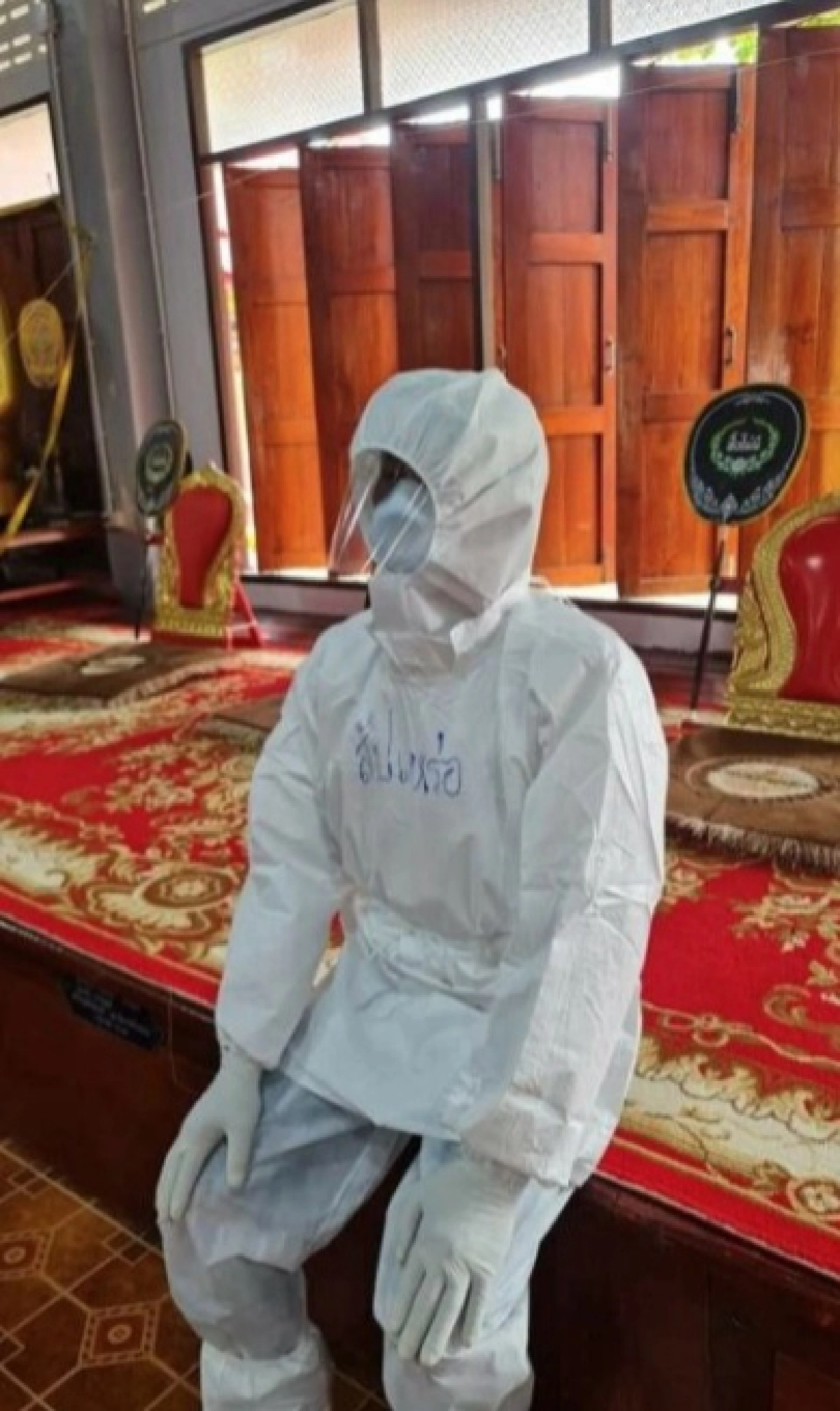 งานศพยุคนี้ พระใส่ชุด PPE เขียนชื่อชัดเจน 