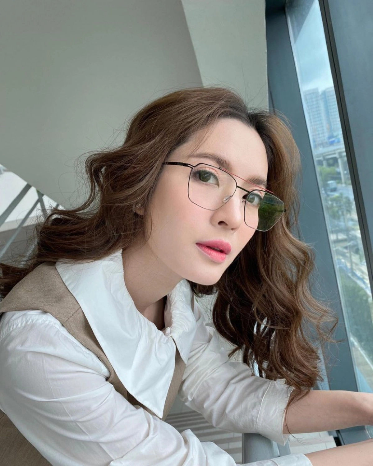 "แอฟ ทักษอร"ทำชาวเน็ตงง ปรับลุคแว่นดูเด็กคนเดียวกันเหรอ