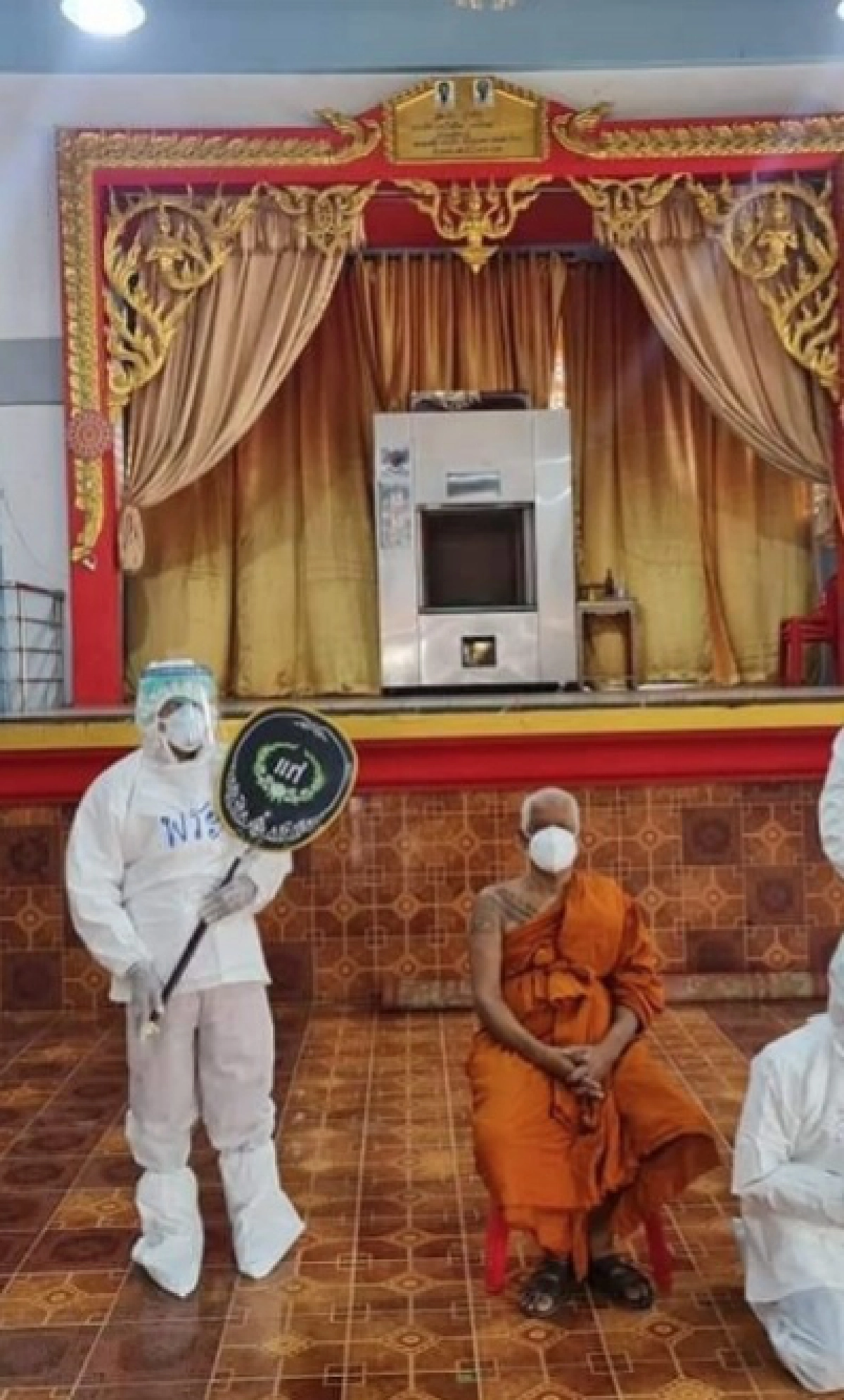 งานศพยุคนี้ พระใส่ชุด PPE เขียนชื่อชัดเจน 