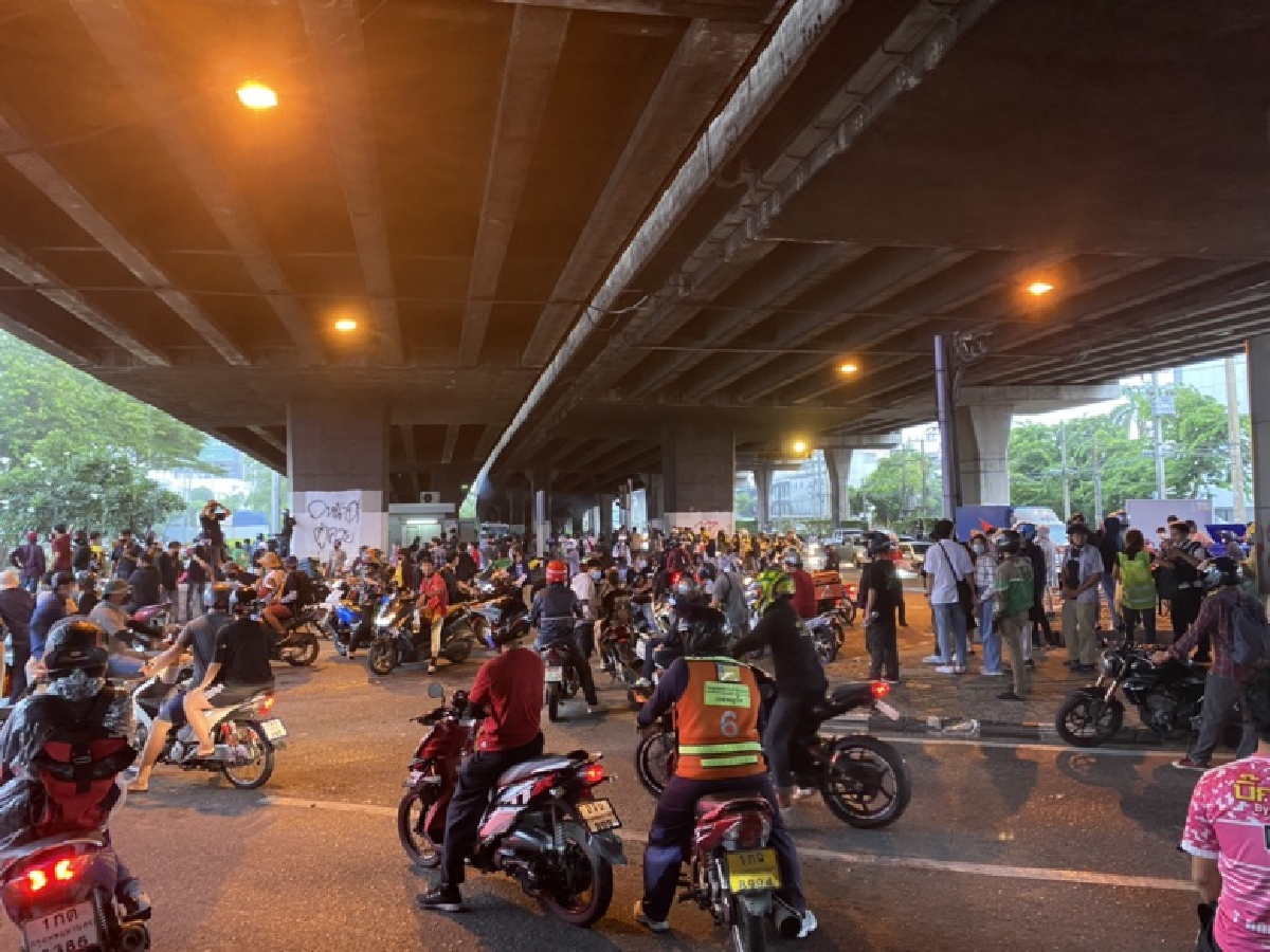 ประมวลภาพ  บึ้มคามือ หลังควันจางที่อนุสาวรีย์ชัยฯ ไม่น่าเลย "ม็อบ11สิงหา"