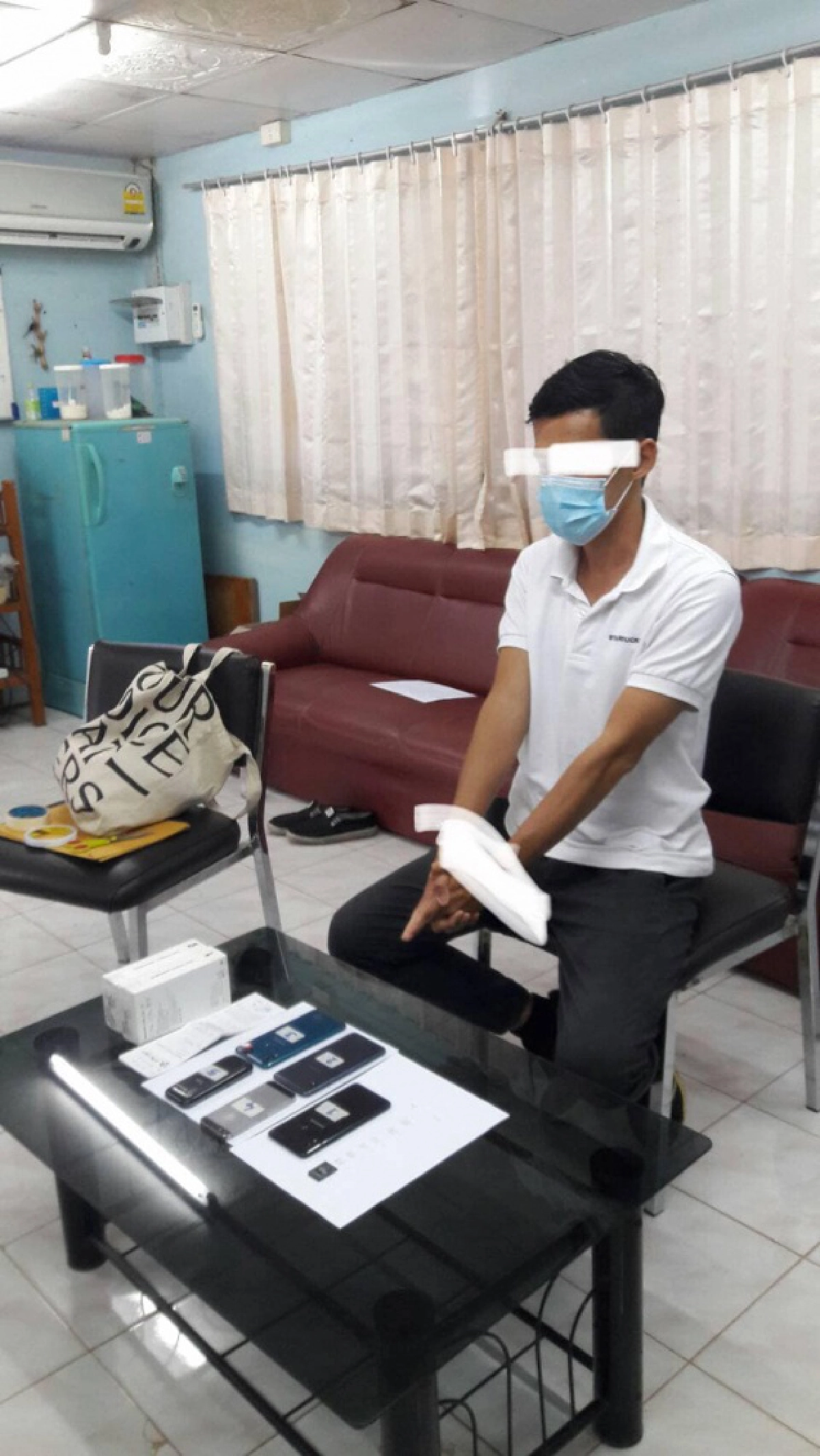 ตำรวจสันติบาล คุม"ฟ้าฝน" อดีตนักต้มตุ๋น มือ "ทวีตฯ หมิ่นเบื้องสูงฯ" ส่ง บก.ปอท.