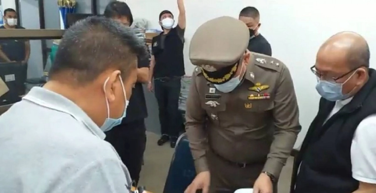 ผู้การฯเมืองนนท์ สุดงง.! ตำรวจเมืองนนท์ ปล่อยอดีต "สารวัตร" นั่งรีดทรัพย์เหยื่อคาโรงพัก