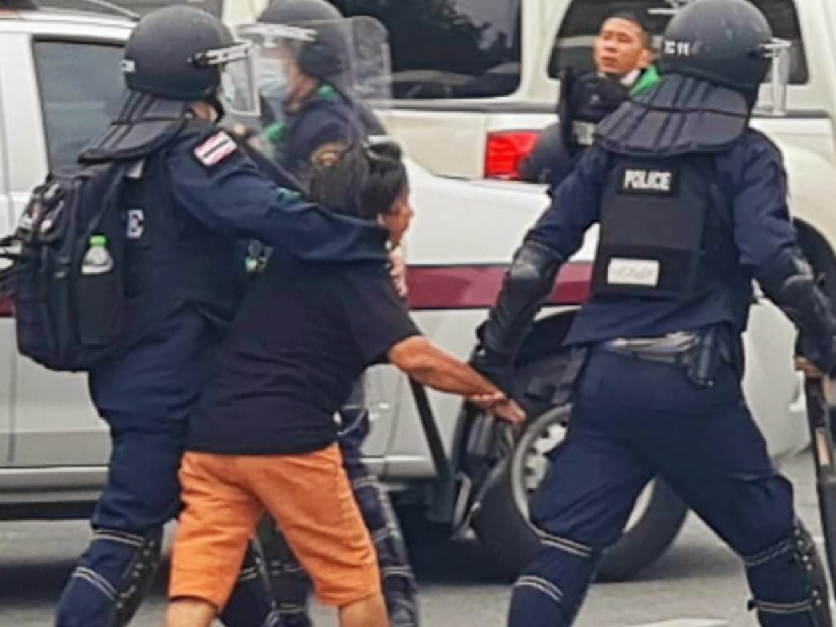 ประมวลภาพ  บึ้มคามือ หลังควันจางที่อนุสาวรีย์ชัยฯ ไม่น่าเลย "ม็อบ11สิงหา"