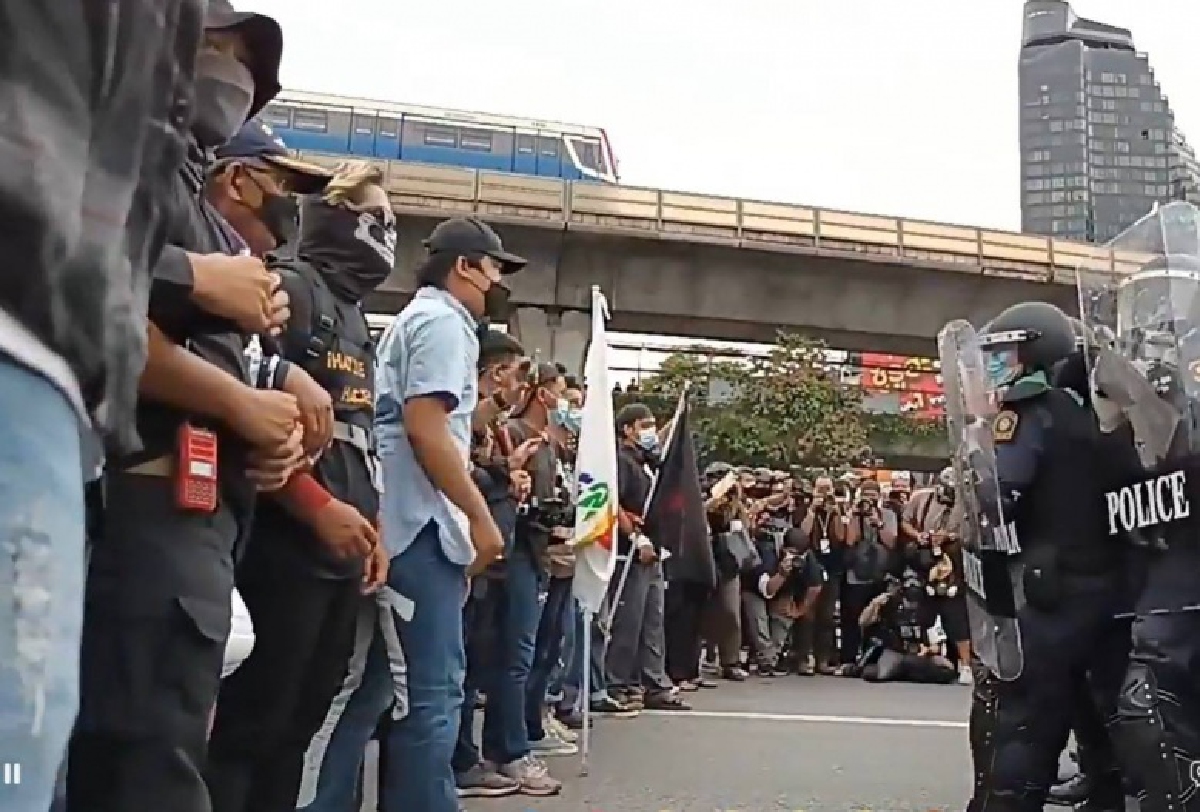 ประมวลภาพ  บึ้มคามือ หลังควันจางที่อนุสาวรีย์ชัยฯ ไม่น่าเลย "ม็อบ11สิงหา"