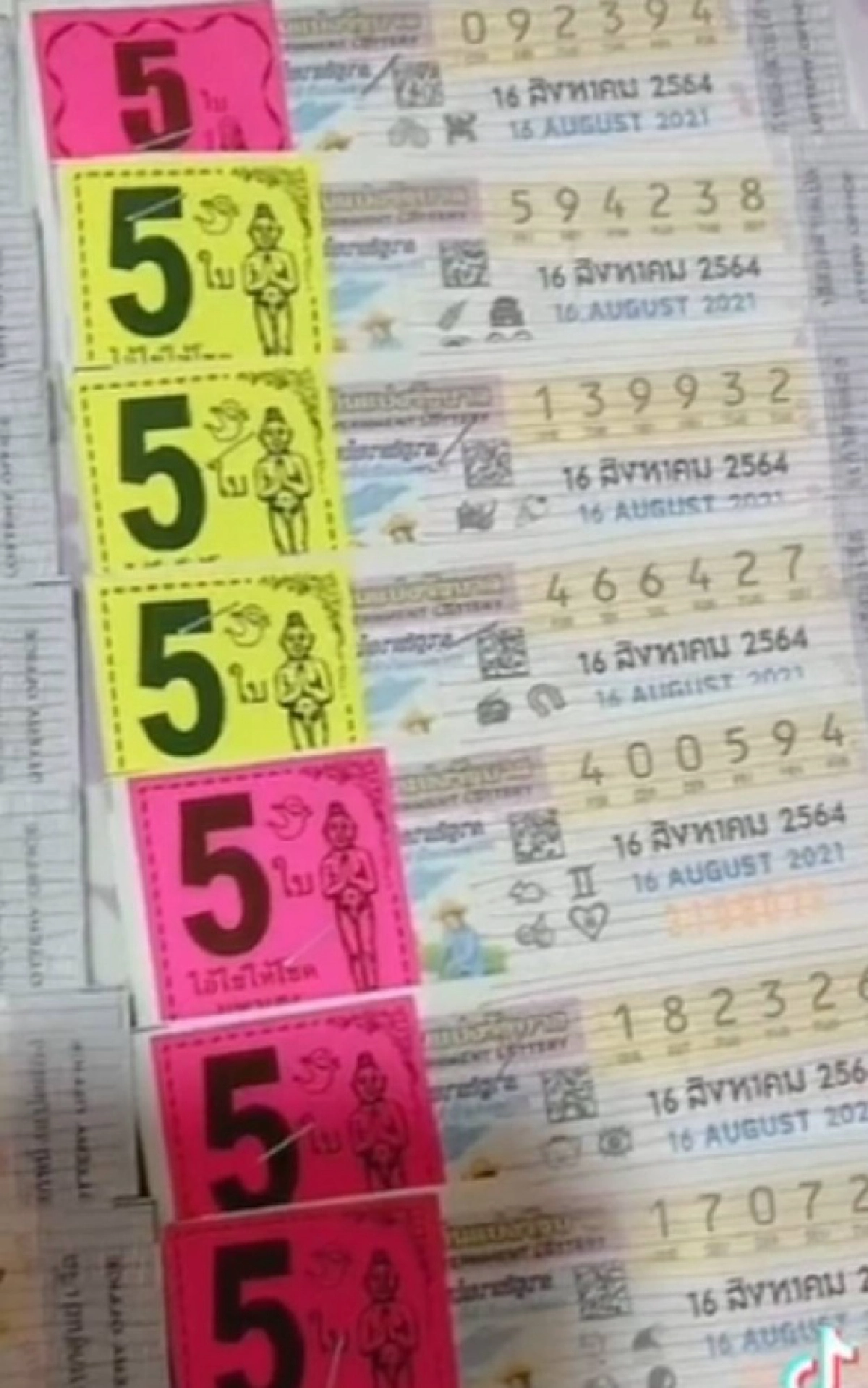ส่องเลขเด็ด 16 สิงหาคม  "สุนารี"  จัดเต็มโชว์ลอตเตอรี่กว่า 80 ใบ 