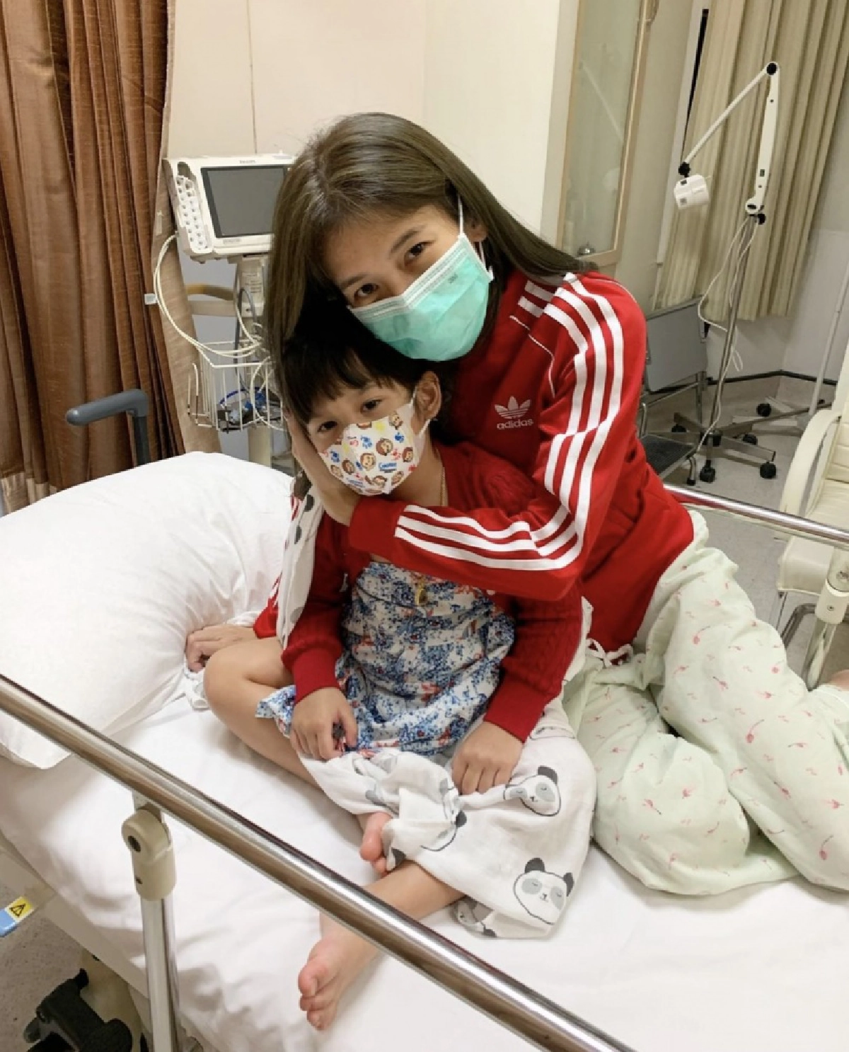 ลูกสาว "เติ้ล ตะวัน" อาเจียนหนัก ถูกหามส่ง รพ.กลางดึก