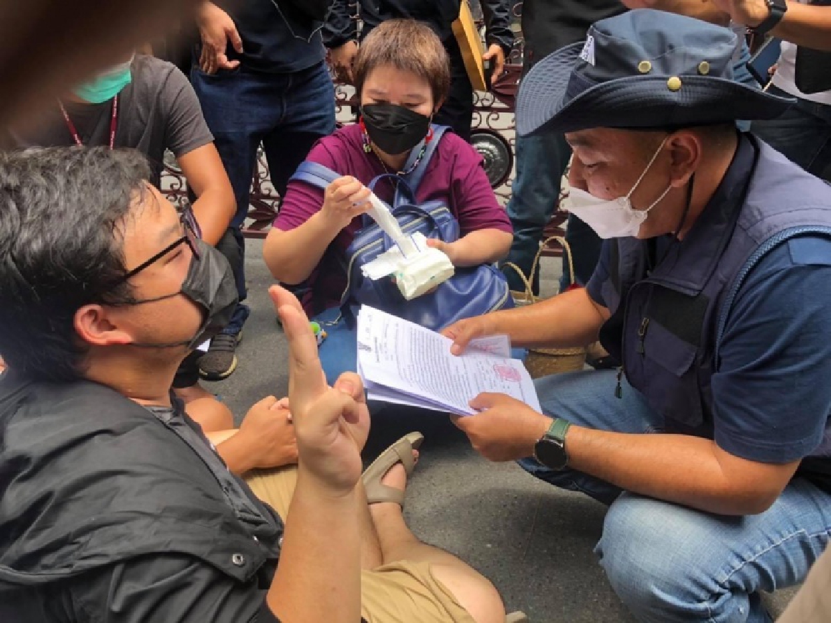 ไล่รายวัน "ม็อบ 13 สิงหา" ทะลุฟ้าบุกบ้าน "ประยุทธ์" ส่อเค้าจลาจล