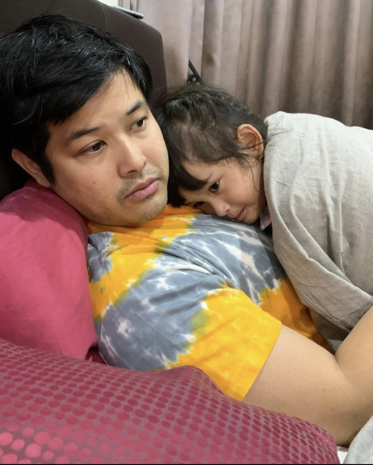 ลูกสาว "เติ้ล ตะวัน" อาเจียนหนัก ถูกหามส่ง รพ.กลางดึก