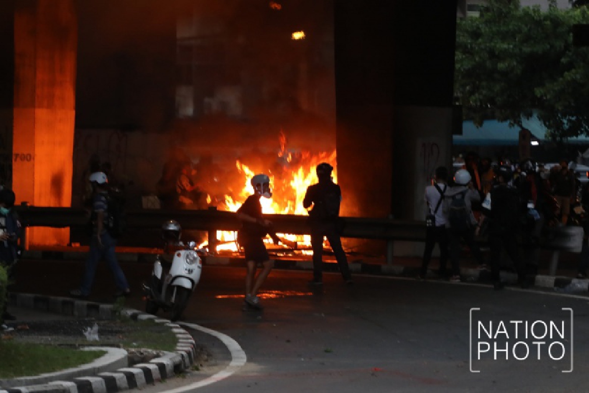 ยิงรัว ๆ คฟ.สลาย "ม็อบ13สิงหา" กลางสายฝน ไล่ต้อนจับมวลชน 