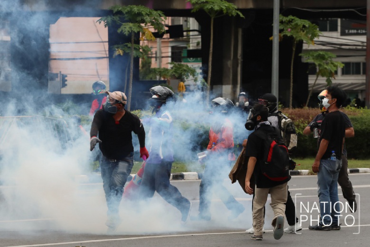 ยิงรัว ๆ คฟ.สลาย "ม็อบ13สิงหา" กลางสายฝน ไล่ต้อนจับมวลชน 