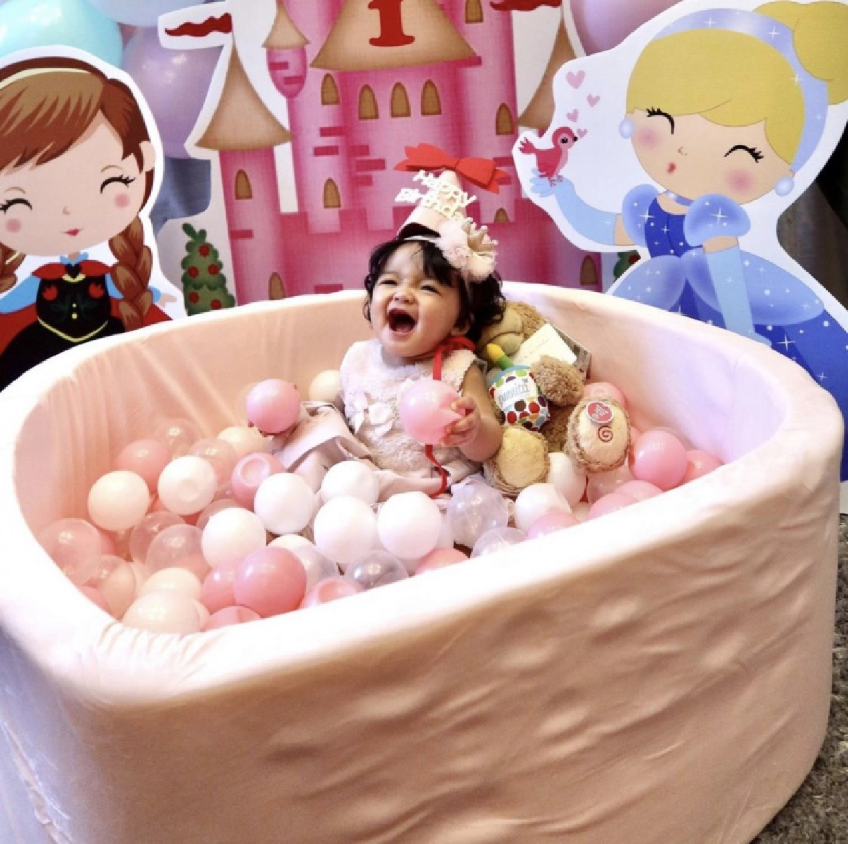 น่ารักมาก ชมภาพวันเกิด "น้องเวทมนต์" ลูกสาว "ใบเตย-ดีเจแมน" ครบ 1 ขวบ 