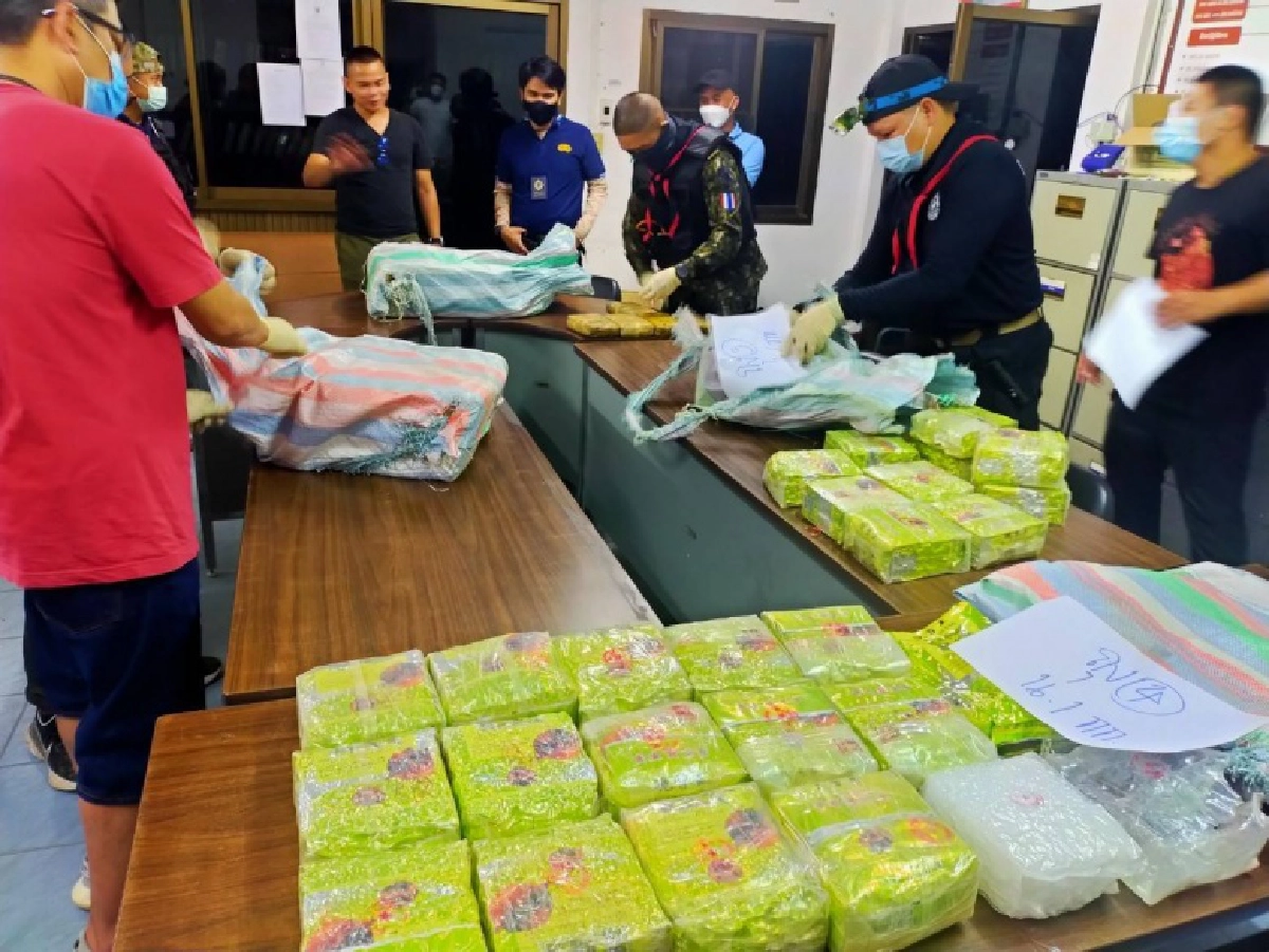  ตร.สะกดรอยตามแก๊งค้ายาก่อนไหวตัวซิ่งหนี ทิ้ง"ยาบ้า" 3 แสนเม็ด ไอซ์ 30 กิโลกรัม ซุกป่า 