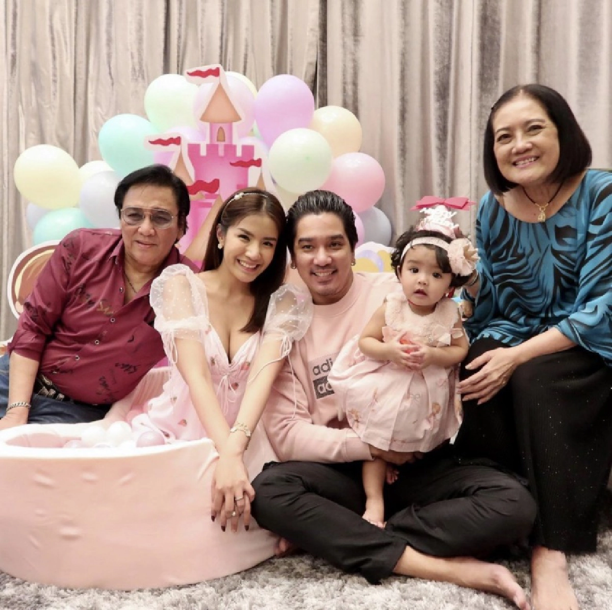 น่ารักมาก ชมภาพวันเกิด "น้องเวทมนต์" ลูกสาว "ใบเตย-ดีเจแมน" ครบ 1 ขวบ 