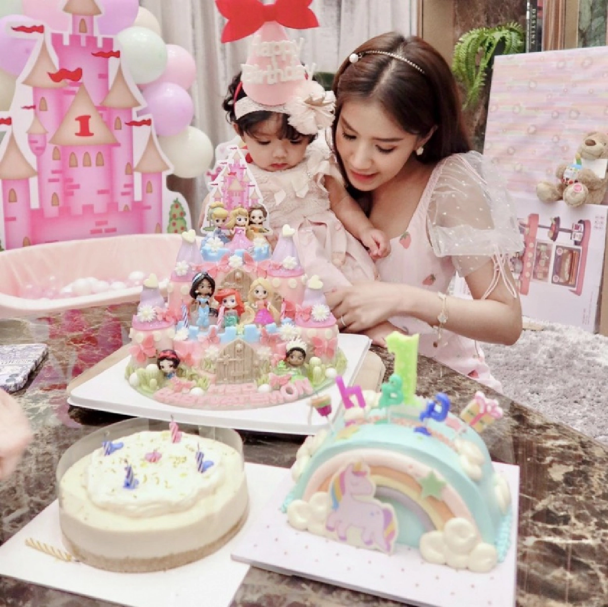 น่ารักมาก ชมภาพวันเกิด "น้องเวทมนต์" ลูกสาว "ใบเตย-ดีเจแมน" ครบ 1 ขวบ 