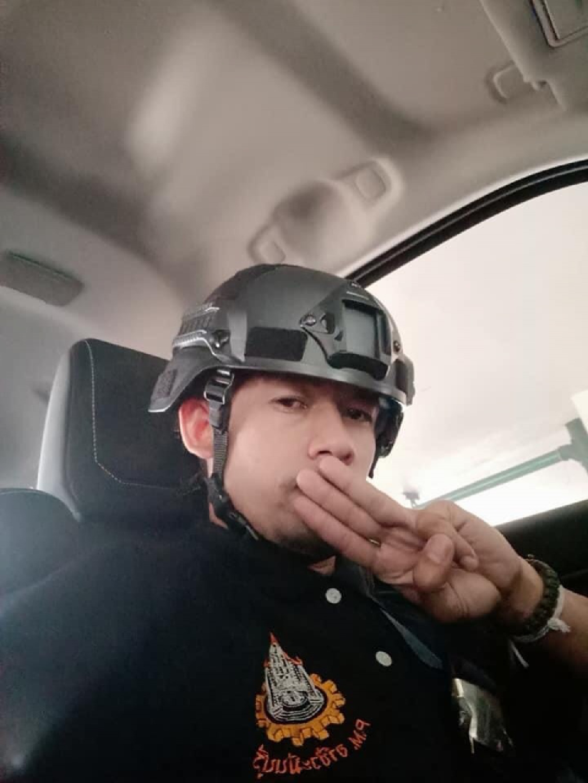 ศึกอาชีวะ "ม่อน อาชีวะ" วัดใจเด็ก"ตั้ง อาชีวะ" แยกค่ายไล่ประยุทธ์