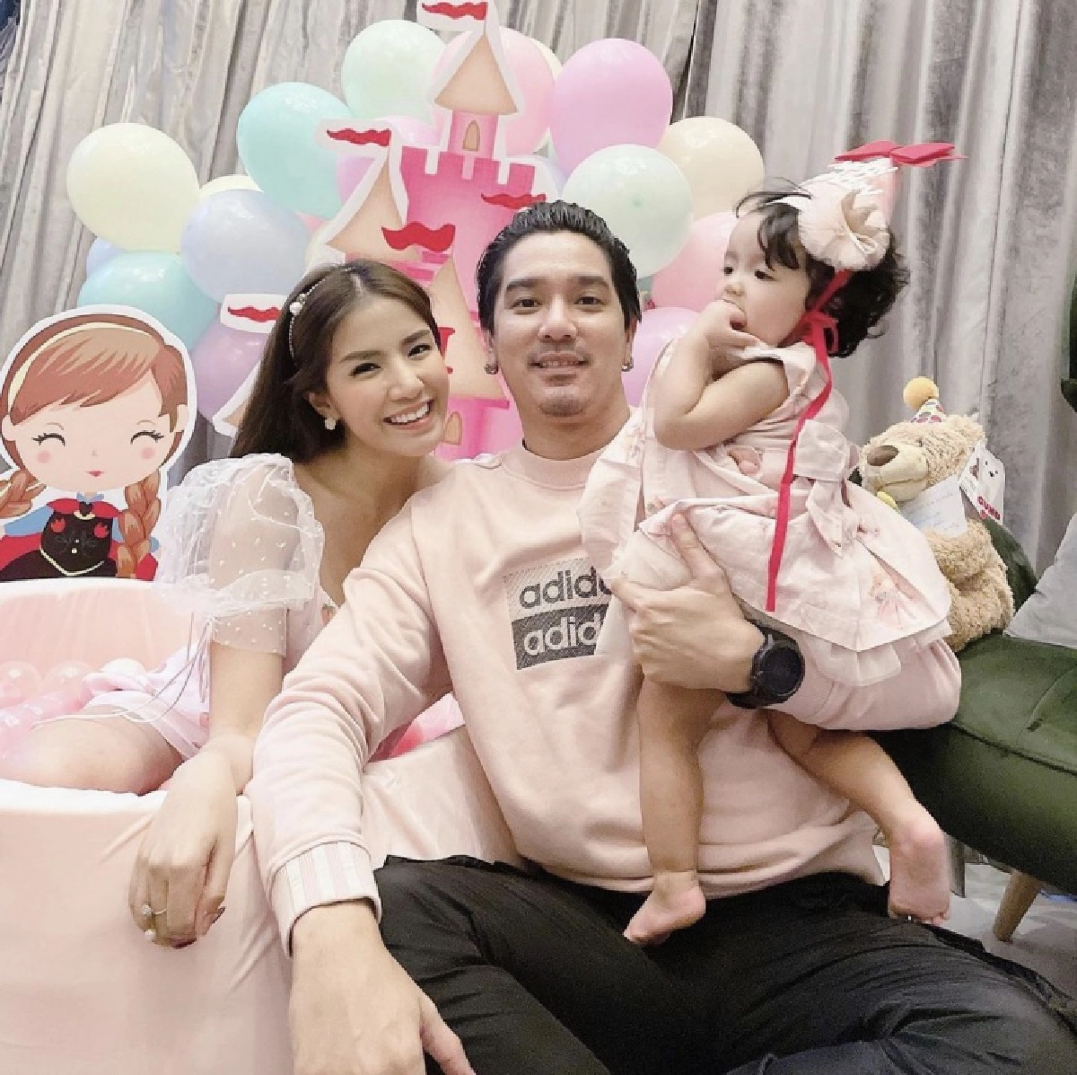 น่ารักมาก ชมภาพวันเกิด "น้องเวทมนต์" ลูกสาว "ใบเตย-ดีเจแมน" ครบ 1 ขวบ 