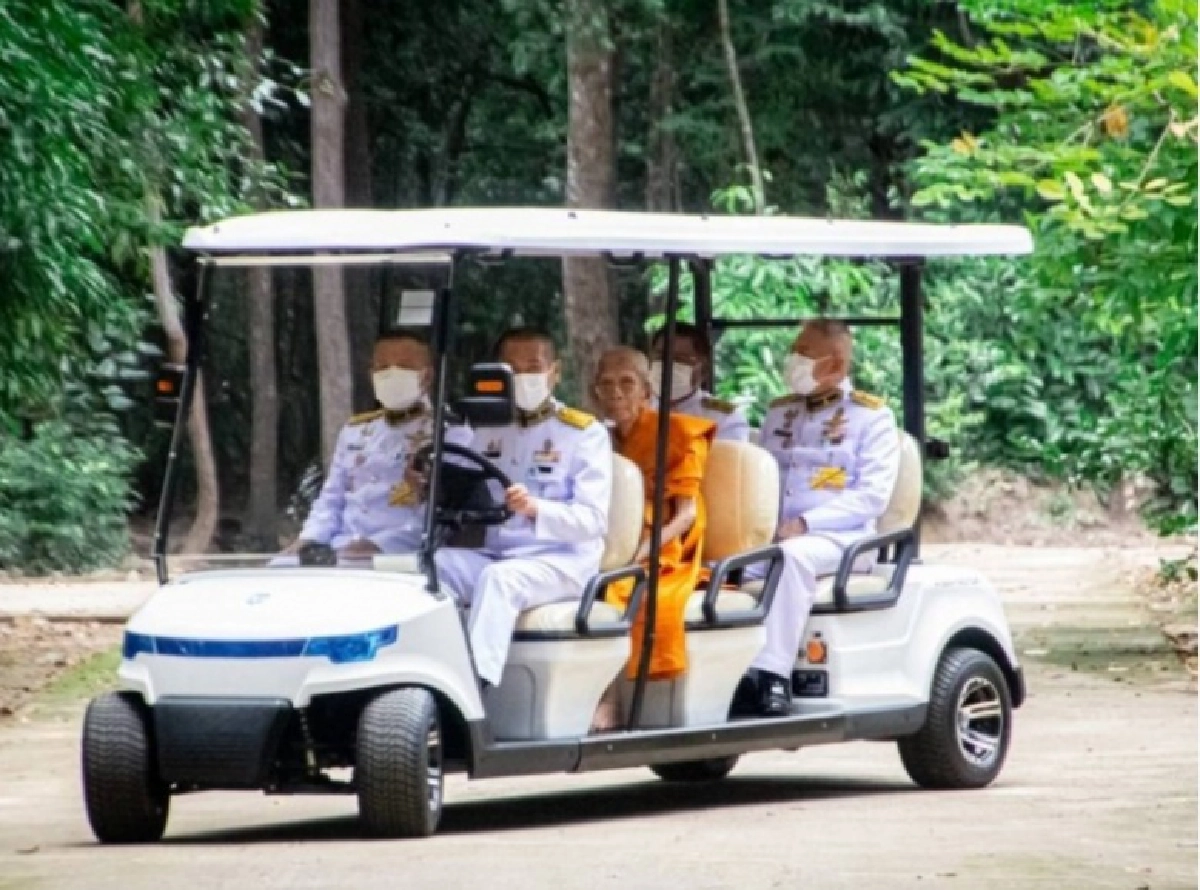 ในหลวง พระราชทานรถไฟฟ้า แด่พระครูถาวรพัฒนคุณ (บุญตา ถาวโร) จังหวัดอุบลราชธานี