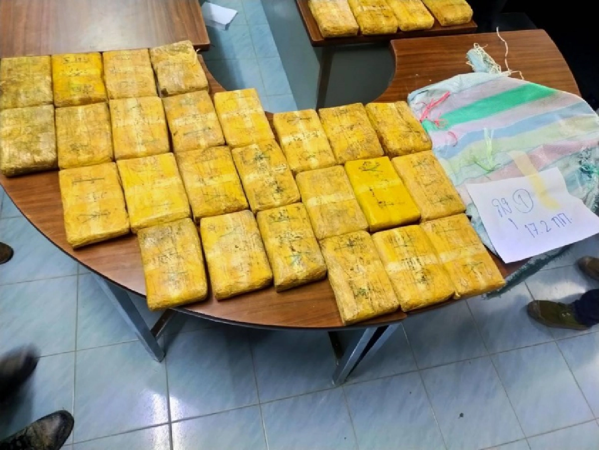  ตร.สะกดรอยตามแก๊งค้ายาก่อนไหวตัวซิ่งหนี ทิ้ง"ยาบ้า" 3 แสนเม็ด ไอซ์ 30 กิโลกรัม ซุกป่า 