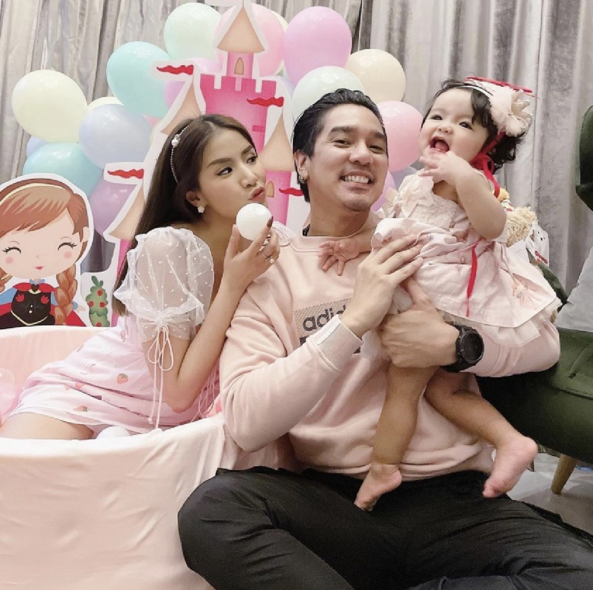 น่ารักมาก ชมภาพวันเกิด "น้องเวทมนต์" ลูกสาว "ใบเตย-ดีเจแมน" ครบ 1 ขวบ 