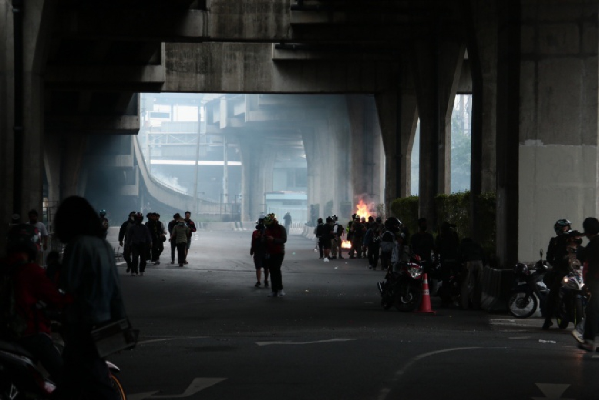 "ม็อบ15สิงหา" ปะทะเดือด สามเหลี่ยมดินแดง แก๊สน้ำตาปลิวว่อน มวลชนเจ็บหลายราย