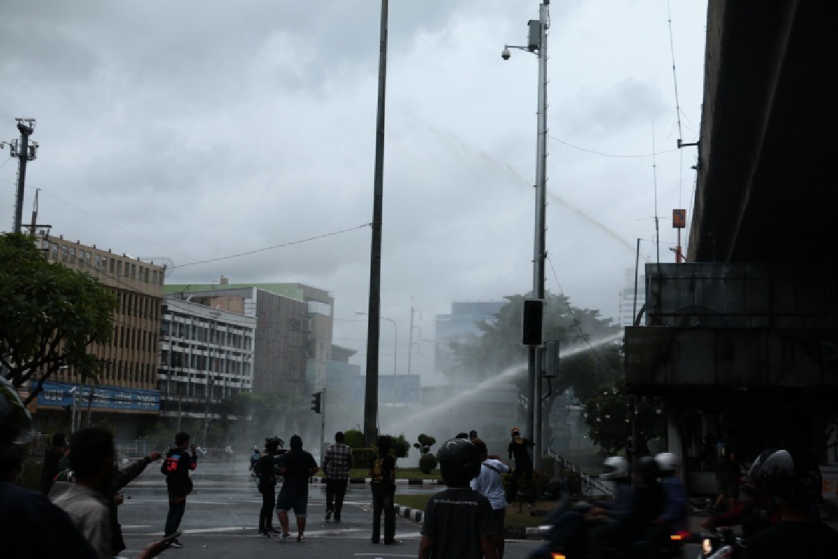 "ม็อบ15สิงหา" ปะทะเดือด สามเหลี่ยมดินแดง แก๊สน้ำตาปลิวว่อน มวลชนเจ็บหลายราย