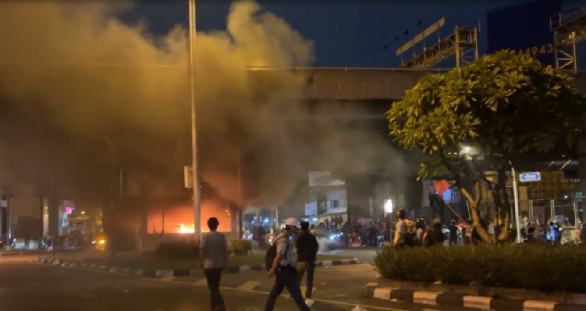 "ม็อบ15สิงหา" เผาซ้ำอีก ป้อมตำรวจดินแดง มวลชนยังปะทะกับตร.ดุเดือด  