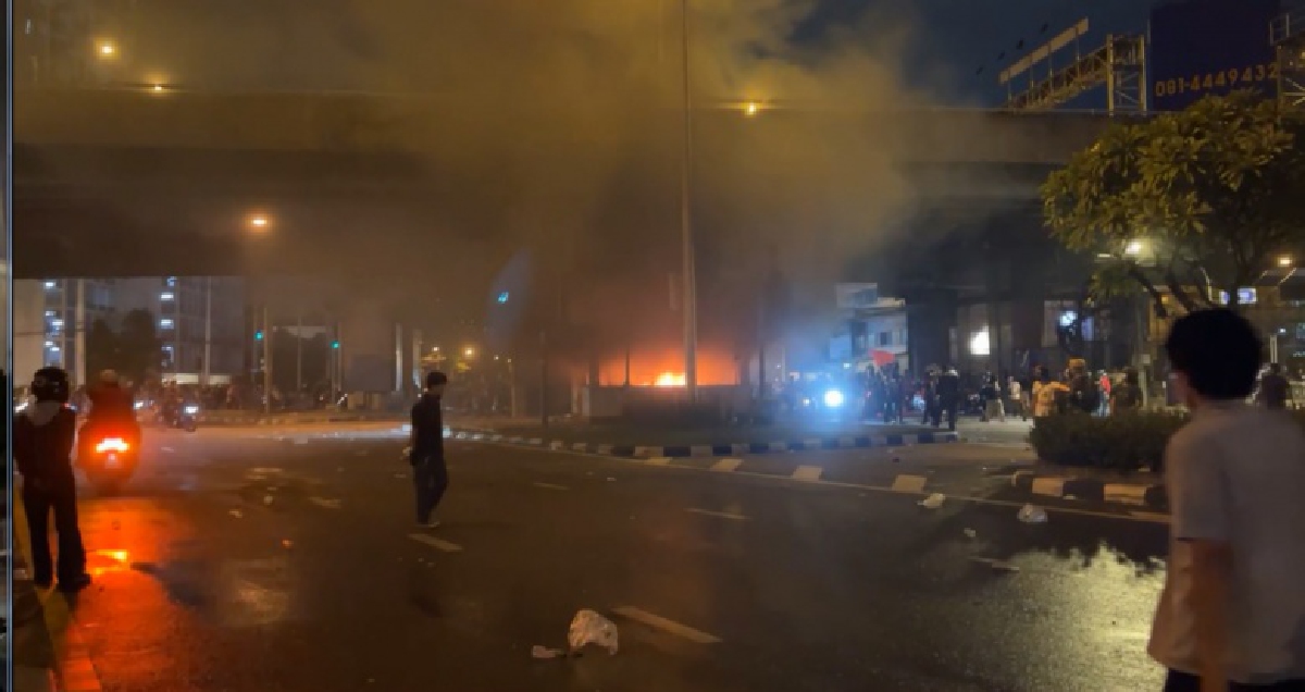 "ม็อบ15สิงหา" เผาซ้ำอีก ป้อมตำรวจดินแดง มวลชนยังปะทะกับตร.ดุเดือด  